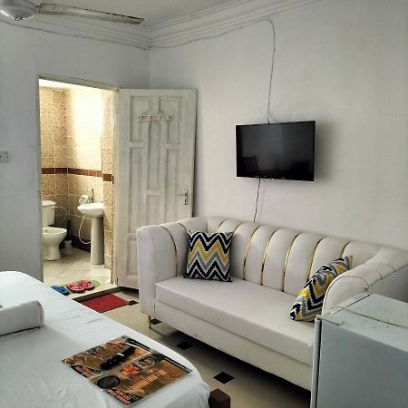 Luxurious Studio Apartments Момбаса Екстериор снимка